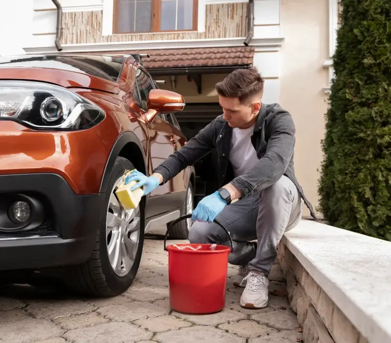 Lavage auto à domicile Esnouveaux : professionnel intervenant sur un véhicule